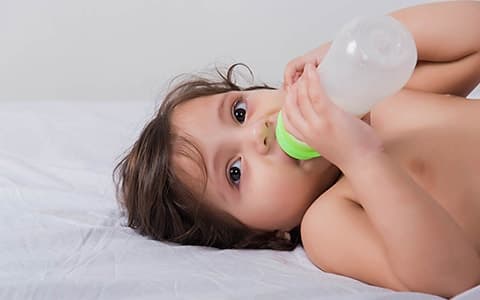 How to make the transition to bottle-feeding babies