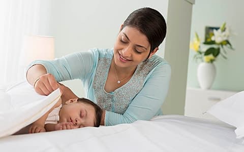 How to swaddle baby to keep them warm and cosy